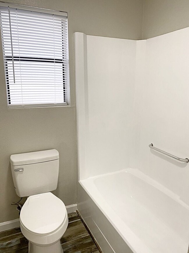 Building Photo - 5941 Bedford Dr