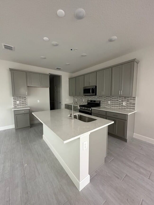 Building Photo - Move-In Ready Home Near SunRail & I-4 - Prime DeBary Location