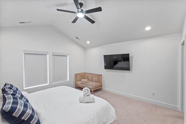 Building Photo - 690 S Edge Ln
