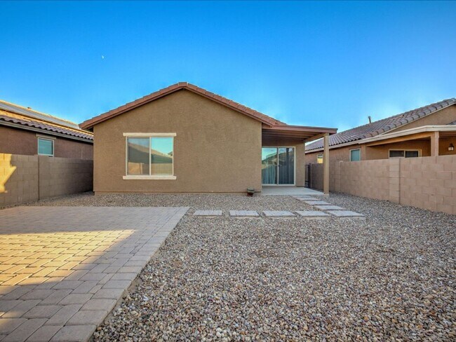 Building Photo - 3 Bedroom 2 Bathroom + Flex Room