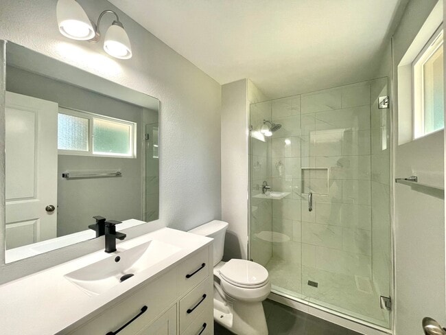 Building Photo - SIlverlake SFH with AC for rent