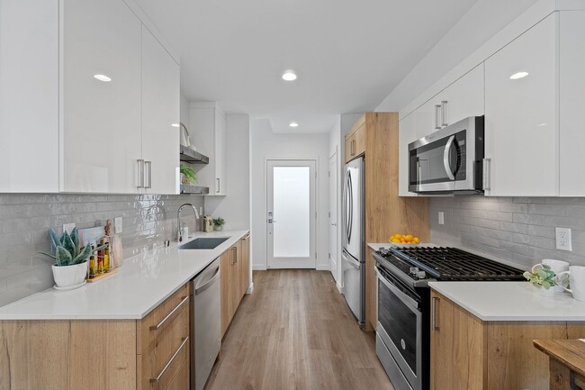 Building Photo - Modern 2bd/2ba Townhome with Rooftop & Par...