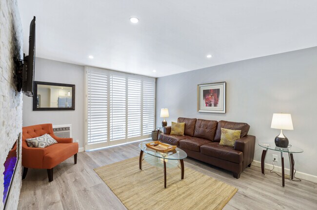 Building Photo - 11645 Montana Ave