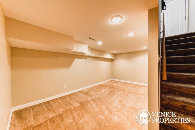 Building Photo - 2139 Summit St