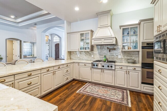 Building Photo - Luxurious Furnished Spanish-Style Home wit...