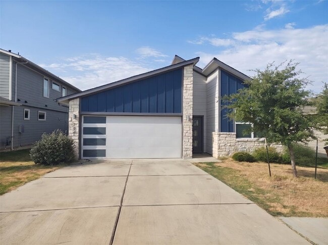 Building Photo - 3001 Egan Dr