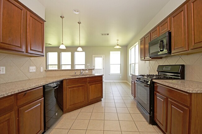 Building Photo - Large Home in Northeast Austin!