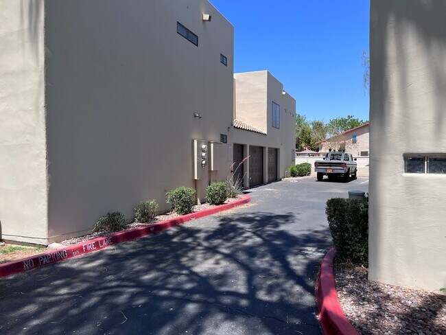 Building Photo - COMING SOON! 3 bed 3 bath Town house with ...