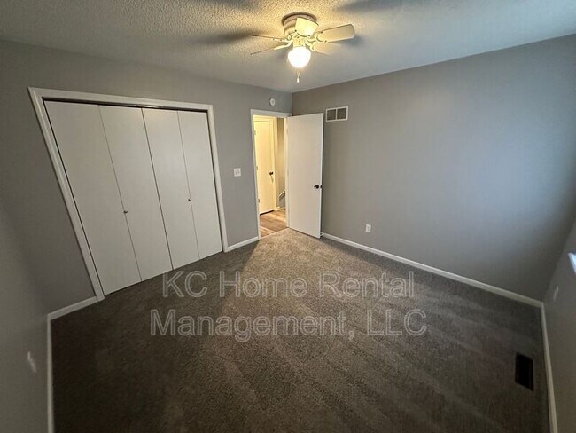 Building Photo - 808 SW Meadowridge Dr