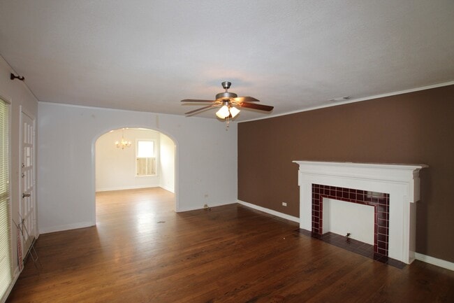 Building Photo - Available-Adorable Large 3 bedroom Home ne...