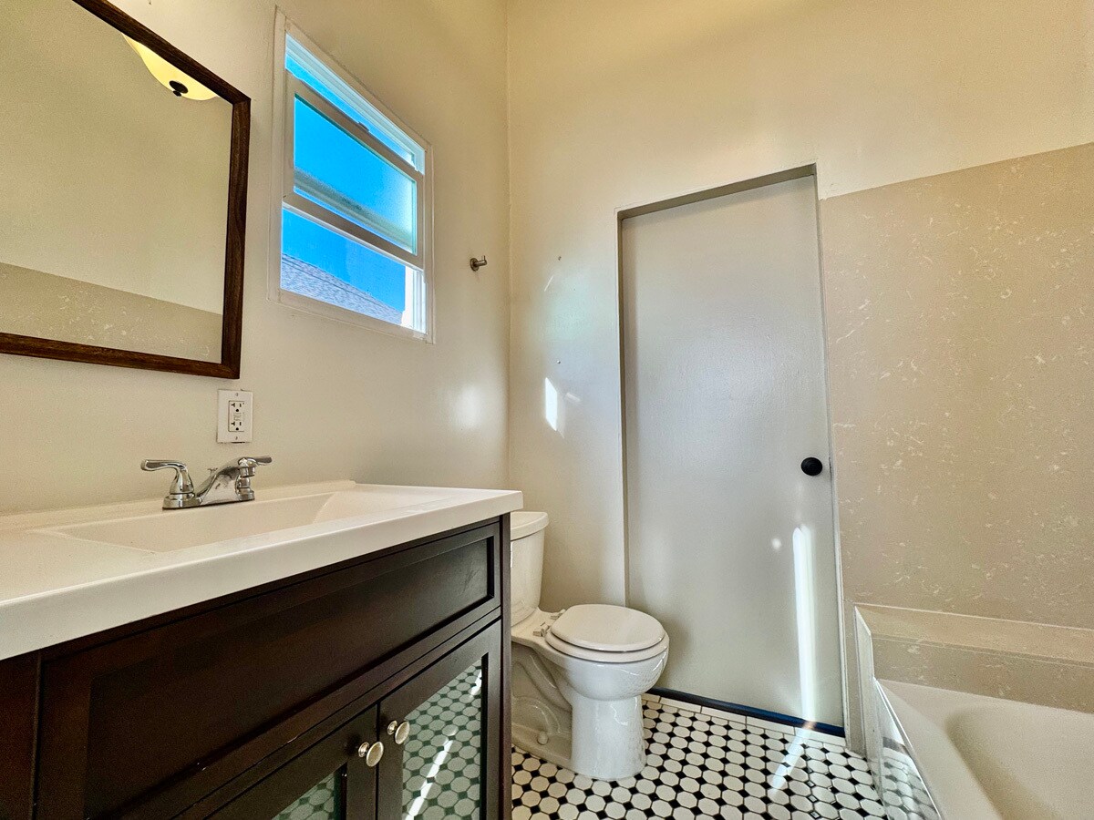 Building Photo - 1054 24th St