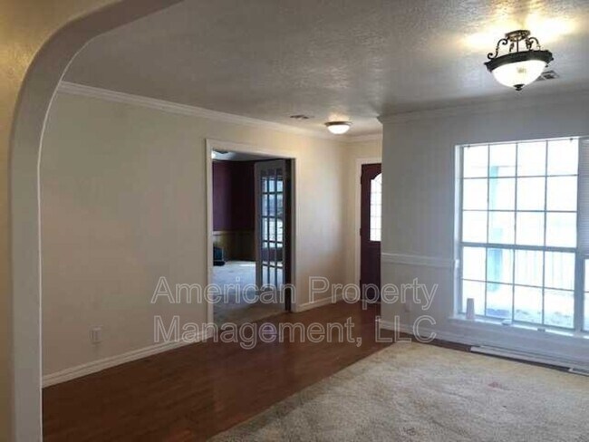 Building Photo - 3812 S Dogwood Ave