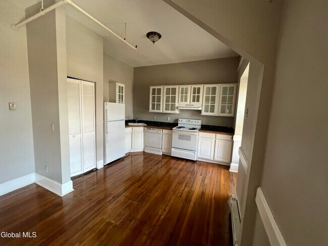 Building Photo - 5 Broadway