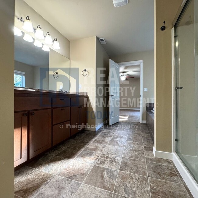 Building Photo - Stunning 5 Bedroom In Graham!