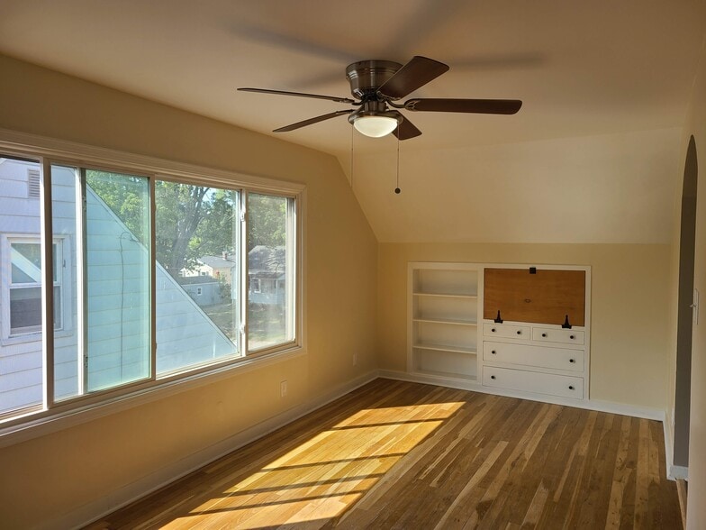 Upstairs living room - 707 E Wood St