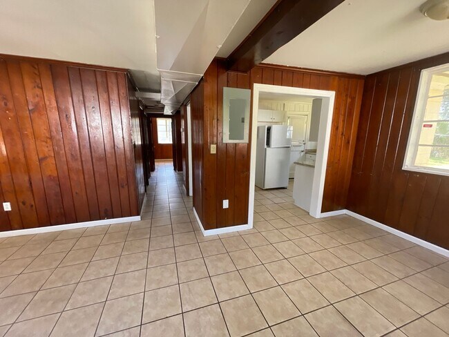 Building Photo - 3 bedroom 1 bathroom home for rent!