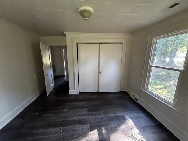 Building Photo - Single Family 2 Bed / 1 Bath (Deep Cleaning July 10, 2026)
