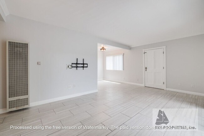 Building Photo - Lovely Condo on 2nd block in Downtown Hunt...