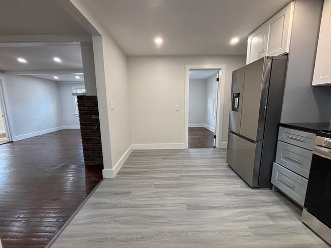 Building Photo - 2 Scofield Pl