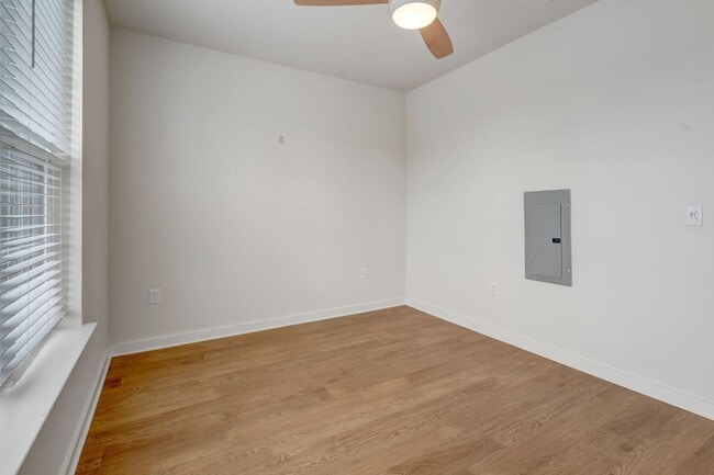 Building Photo - **Move-In Special - $500 off first month's rent**