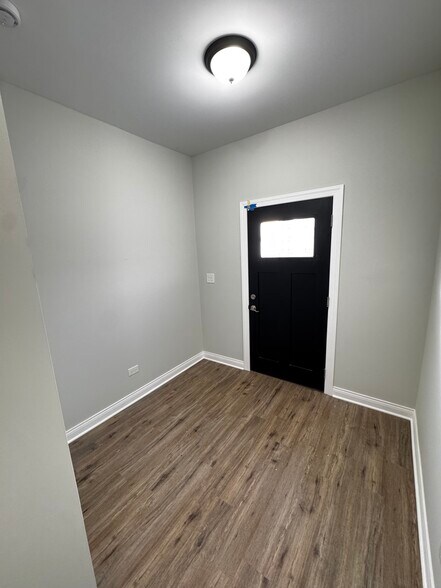 Building Photo - 6807 S Paulina St