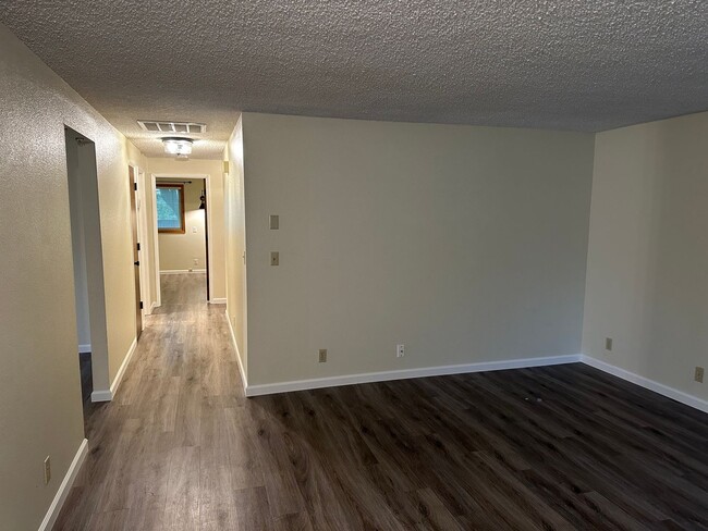 Building Photo - Beautiful 3 bedroom 2 bathroom house in a ...