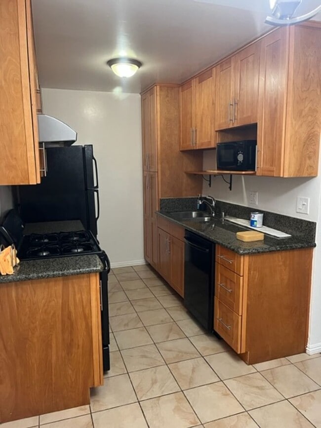 Building Photo - Beautiful One bedroom in gated complex one block from Ocean In Long Beach