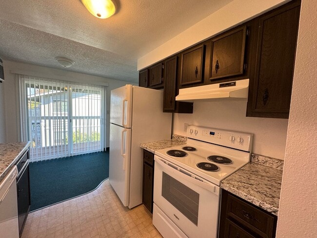 Building Photo - 2 Bedroom Upstairs apartment For Rent Loca...