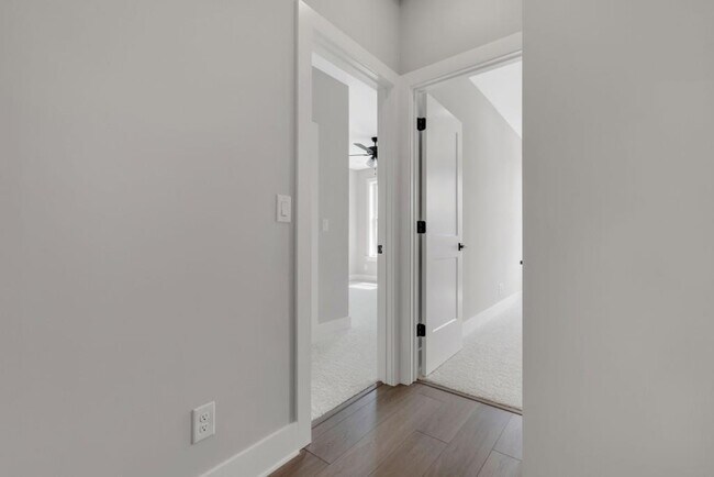 Building Photo - 911 Echo Pk Dr