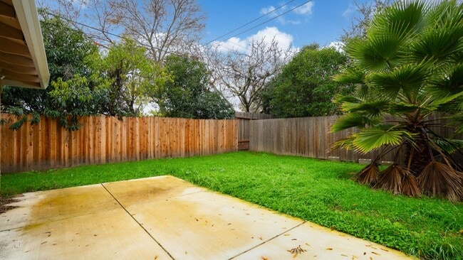 Building Photo - 2 STORY DUPLEX LOCATED IN FAIRFIELD