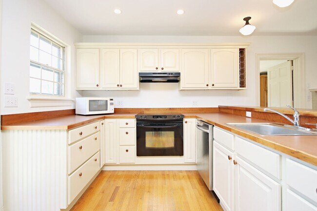 Building Photo - Charming Home With Fenced Yard