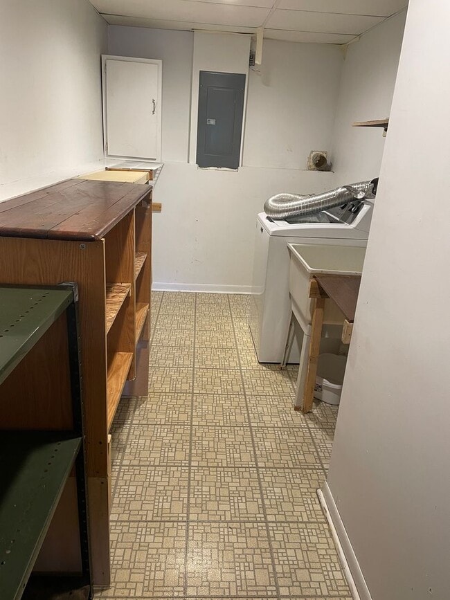 Building Photo - Large, Quiet Home In Englewood (Union) - N...