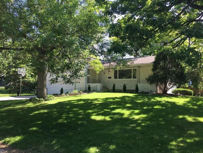 Building Photo - 6233 Parnell Ave