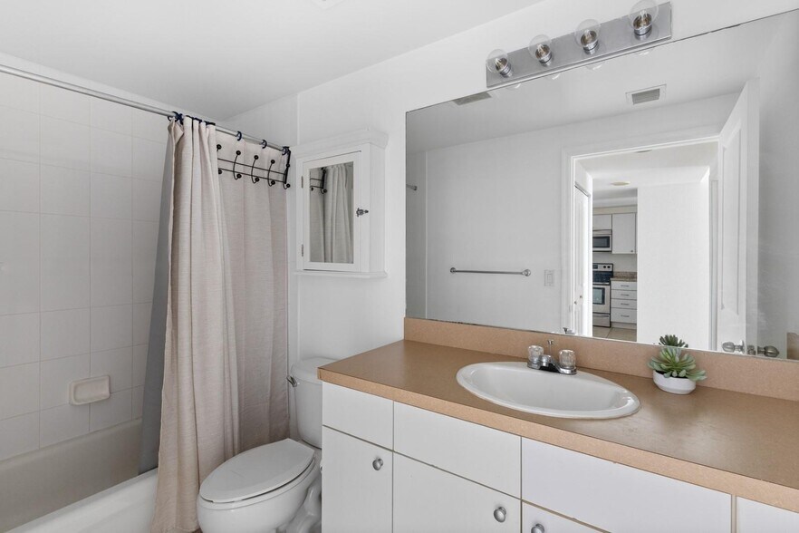 Building Photo - 1250 S Miami Ave