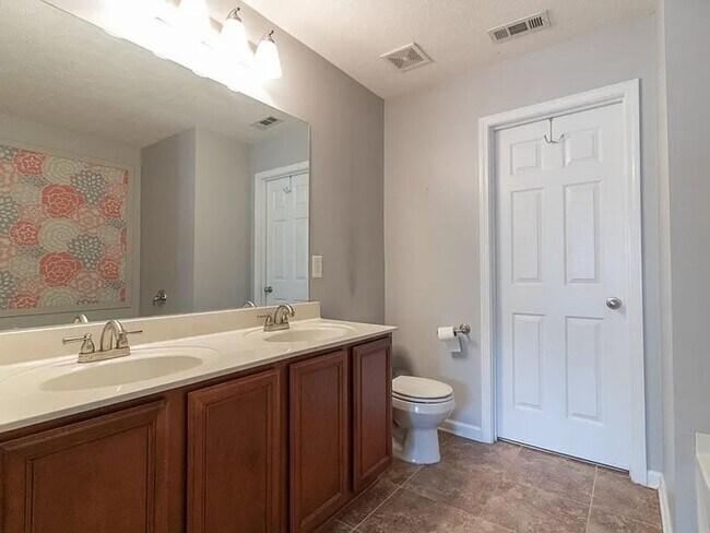 Building Photo - Beautiful 3BR TownHome