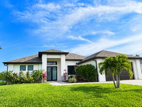 Building Photo - Move In Special! Pool Home with Canal View