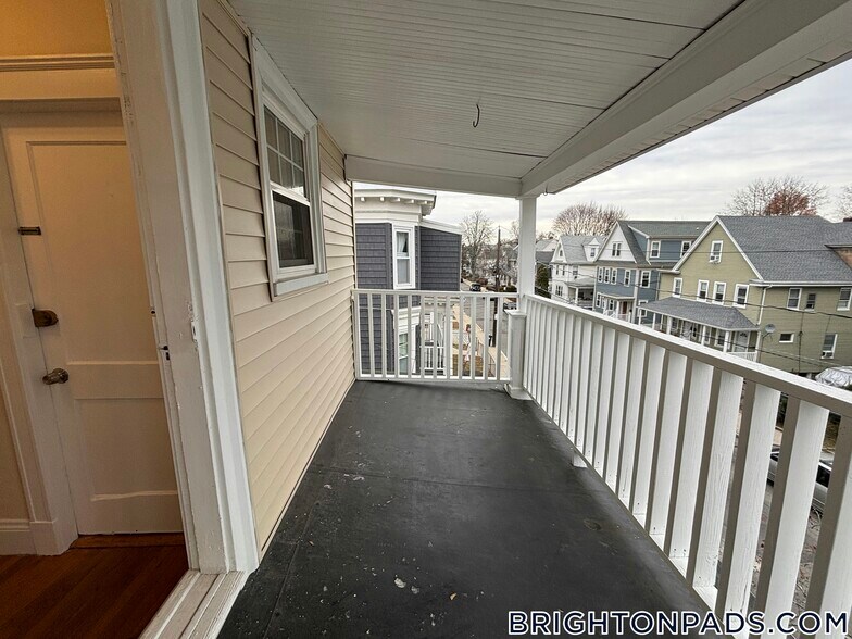 Building Photo - 44 Fairbanks St