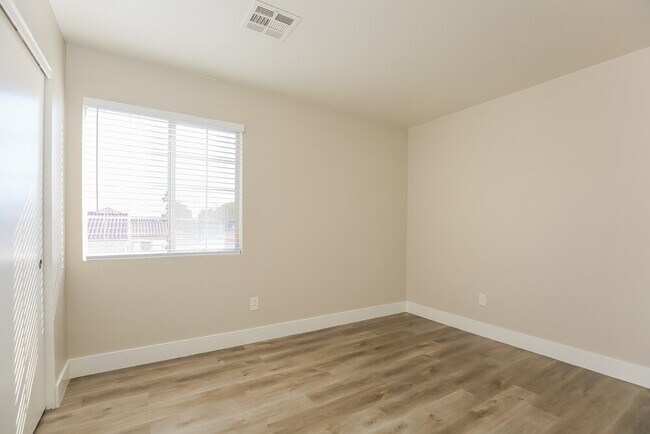 Building Photo - 7933 Hollow Pine St