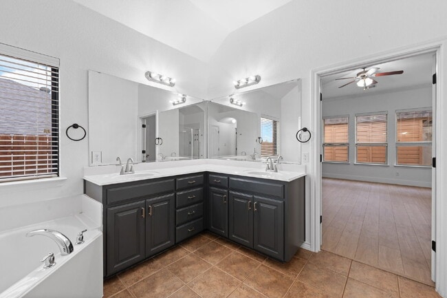 Building Photo - Spacious 5-Bedroom Retreat on Hidden Lake Court with Pool