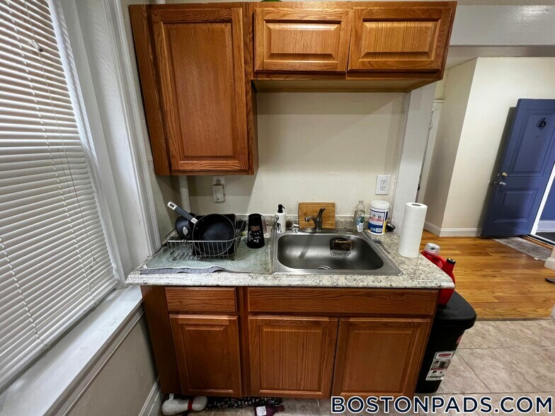 Building Photo - 244 Kelton St