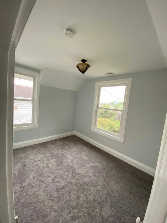 Building Photo - 137 S Spruce St