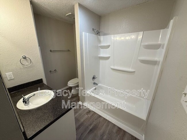 Building Photo - 516 Highpoint Dr