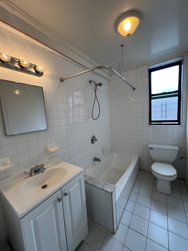 Building Photo - 625 Gramatan Ave