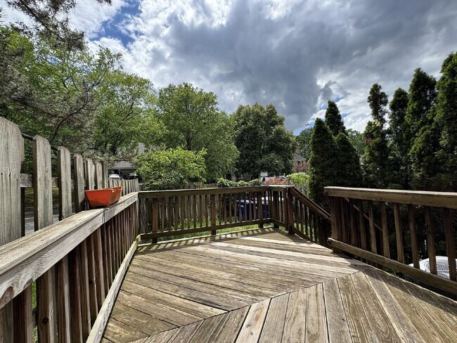 Building Photo - Delightful End-Unit Townhome in Courts of ...