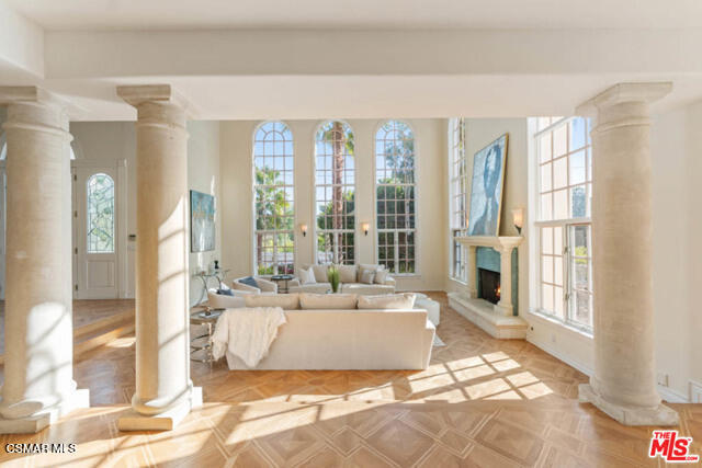 Building Photo - 4440 Hayvenhurst Ave