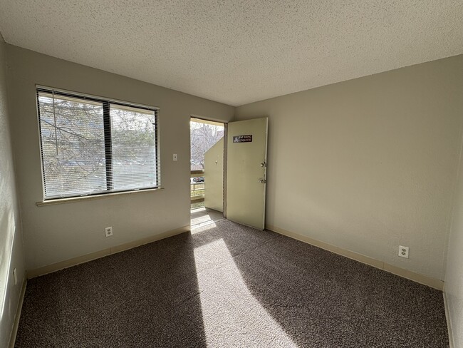 Building Photo - Spacious Split level 3 Bed/2 Bath Town hom...