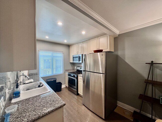 Building Photo - Furnished Santa Monica one bedroom