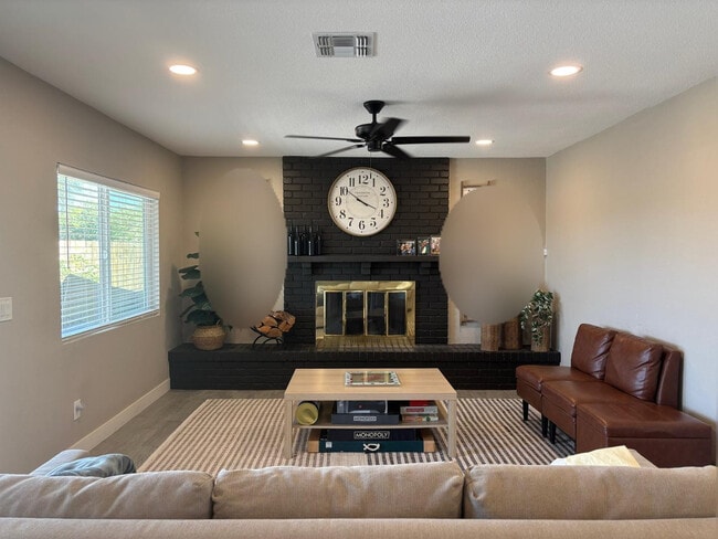 Building Photo - 2902 W Straford Dr