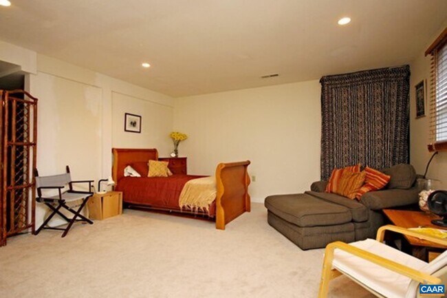 Building Photo - 755 King St