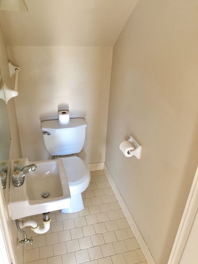 Building Photo - 2 Bedroom 1.5 Bath Duplex near Dan Mills i...